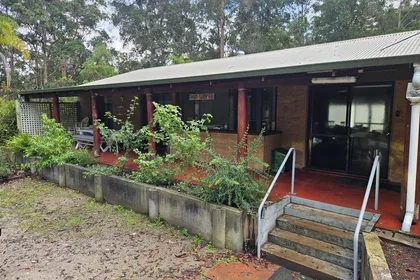 Foxglove Cottage exterior and garden